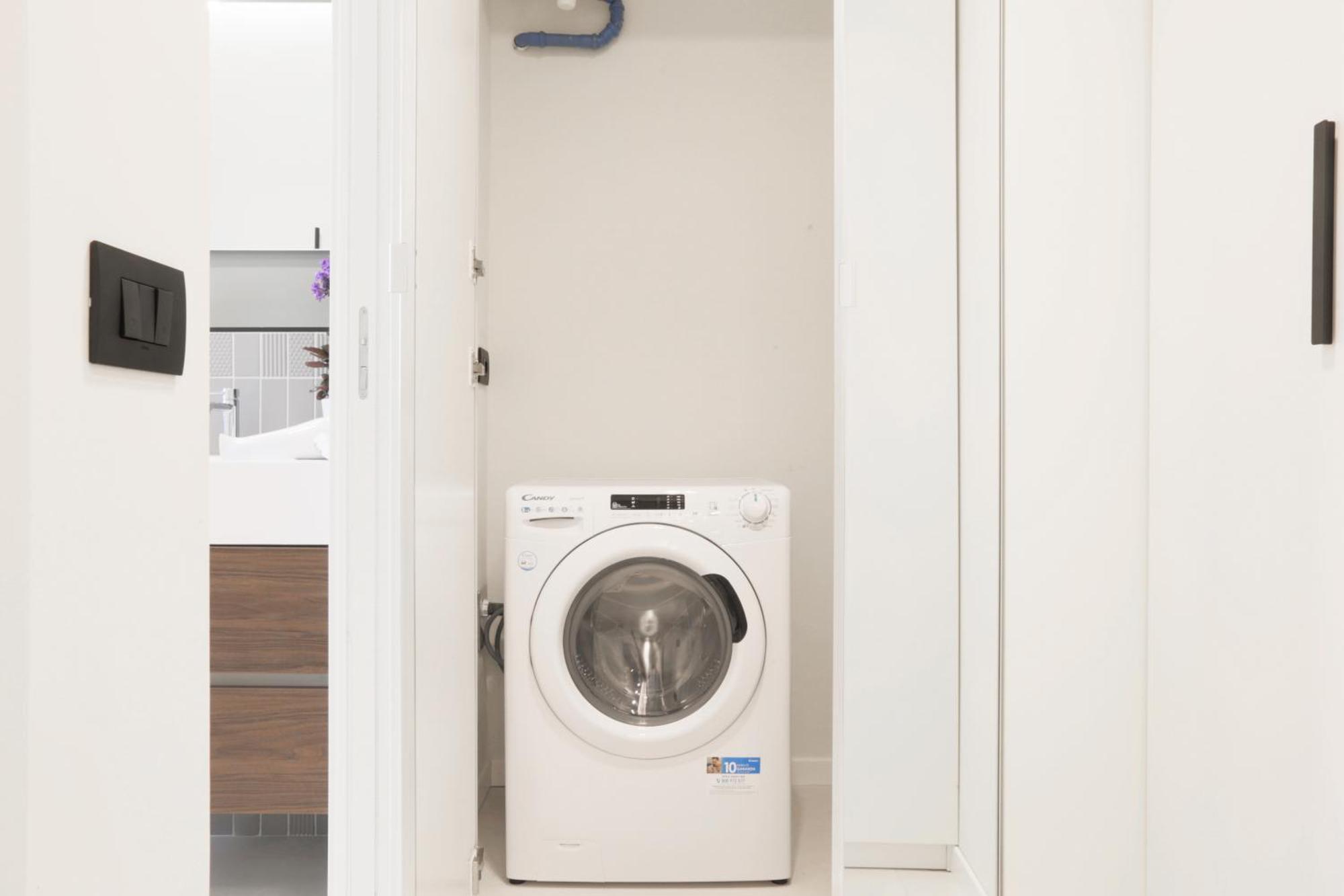 Station Modern Flat W/private Parking Mailand